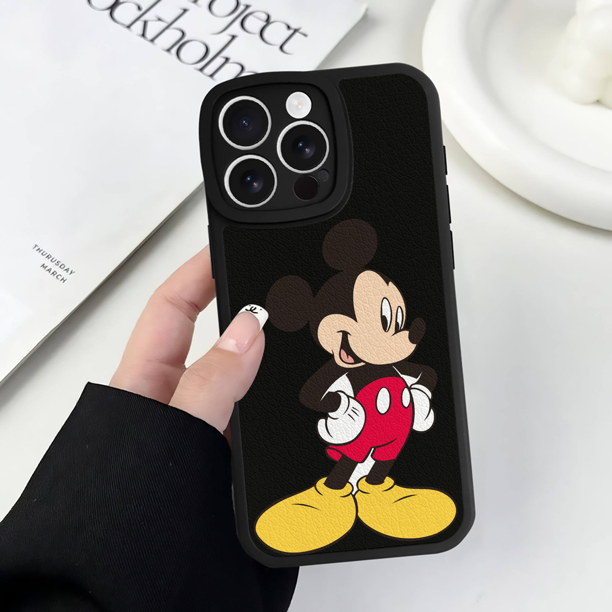 （画像用） ミッキーマウス Mickey Mouse 【iPhone 16シリーズ対応】シリコンスマホケース（レザー調） 材質：シリコン